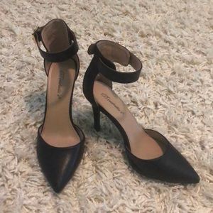 Breckelle’s Closed Toe Pump with Ankle Strap!!